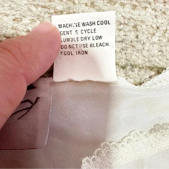 Vintage 90’s White lace cami top with floral design size small - Picture 13 of 14